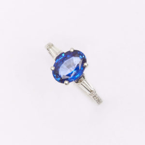 Bague or blanc saphir