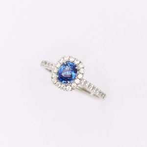 Bague entourage saphir or blanc